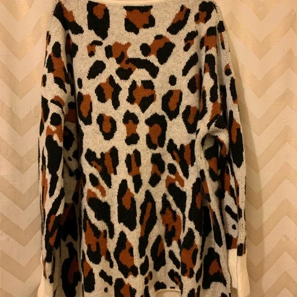 Plus Size Leopard Print Sweater - Picture 2 of 4
